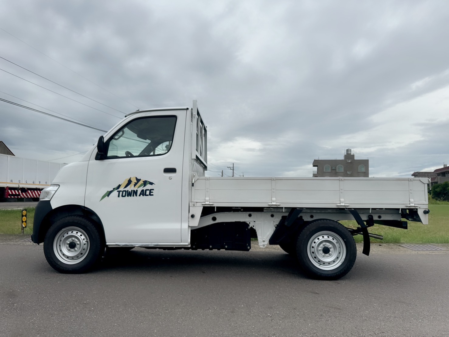 2025年 豐田 TOWN ACE 貨車  全新車+自排車型+框式木床  原廠新車4年12萬公里保固中  妥善率高~運輸載貨~優質首選  第5張相片