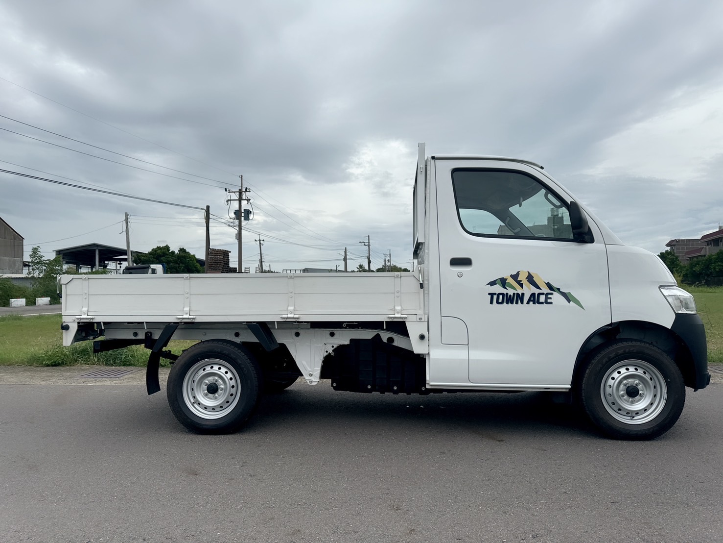 2025年 豐田 TOWN ACE 貨車  全新車+自排車型+框式木床  原廠新車4年12萬公里保固中  妥善率高~運輸載貨~優質首選  第6張相片