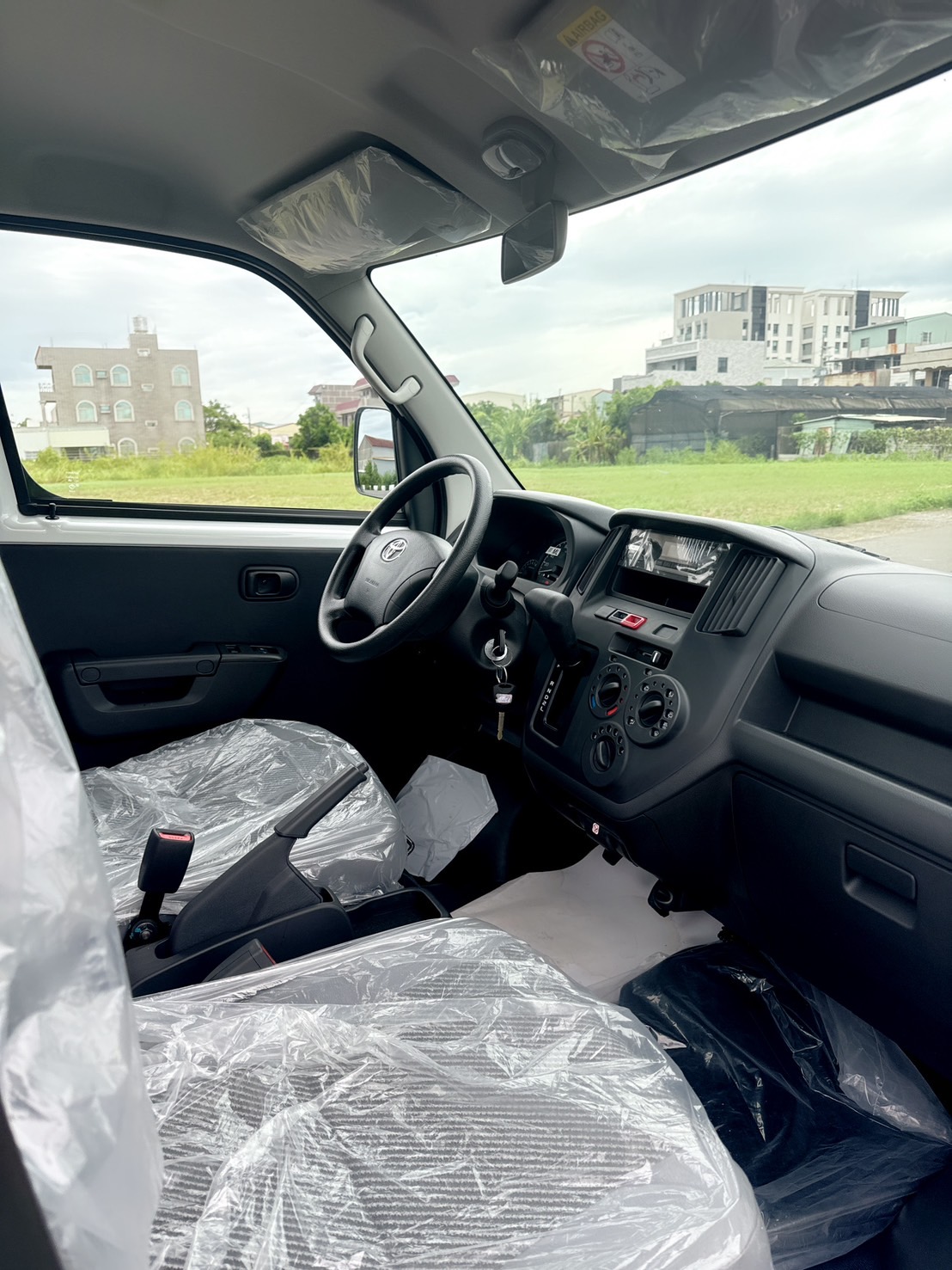 2025年 豐田 TOWN ACE 貨車  全新車+自排車型+框式木床  原廠新車4年12萬公里保固中  妥善率高~運輸載貨~優質首選  第16張相片