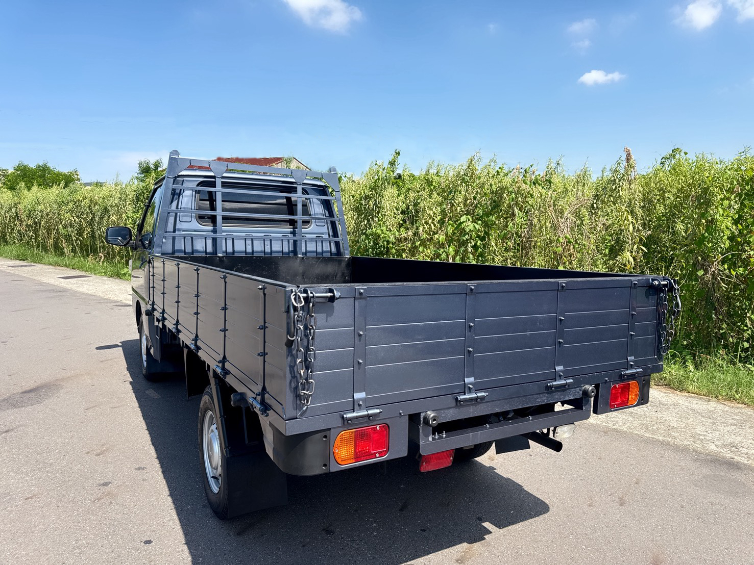 2020年 三菱 得利卡貨車 自排  一手車+全車車底版+框式木床  新式車款~全新外型~車況極佳  有力+耐操+好保養 載貨空間大  第3張相片