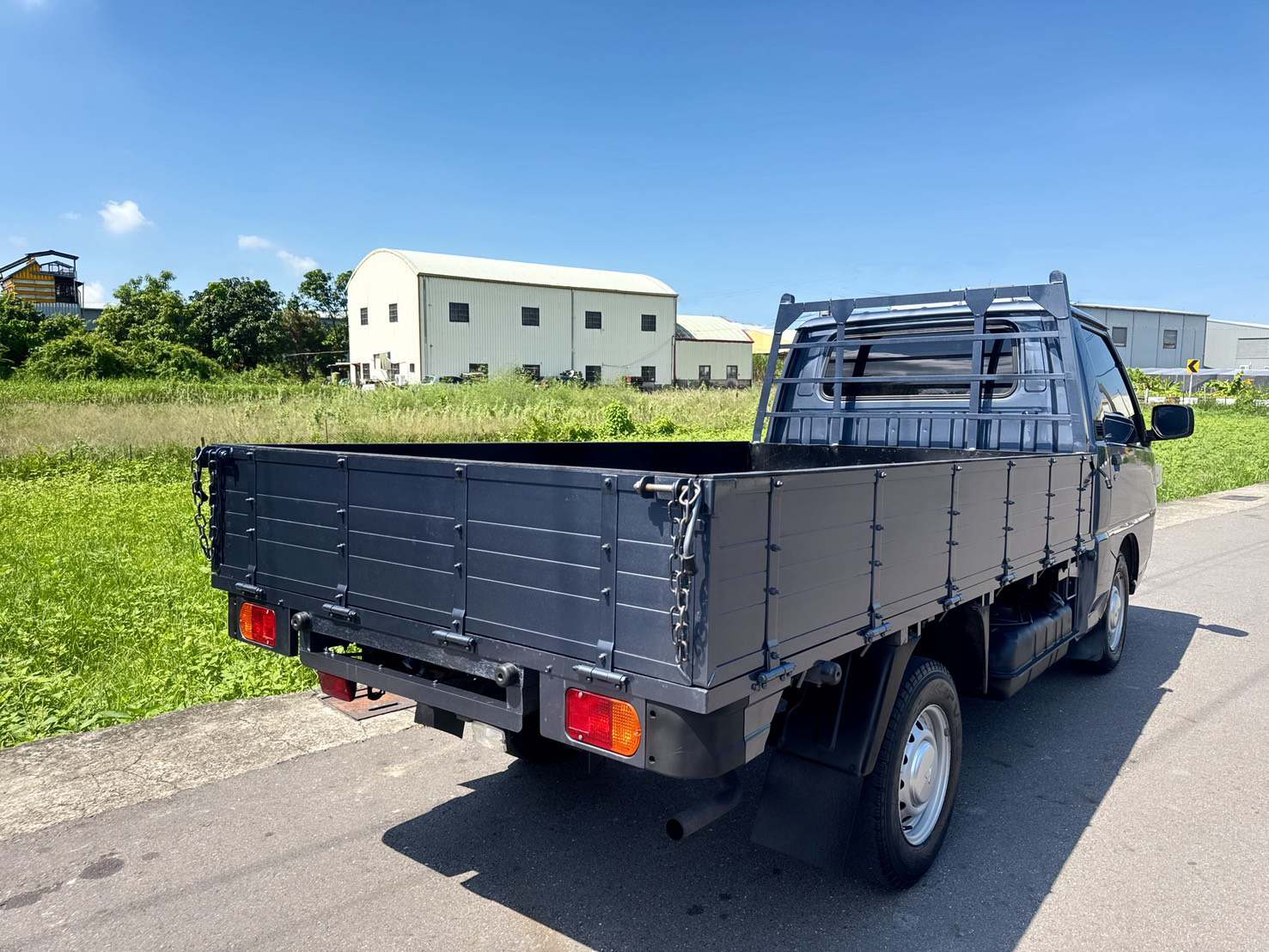2020年 三菱 得利卡貨車 自排  一手車+全車車底版+框式木床  新式車款~全新外型~車況極佳  有力+耐操+好保養 載貨空間大  第4張相片