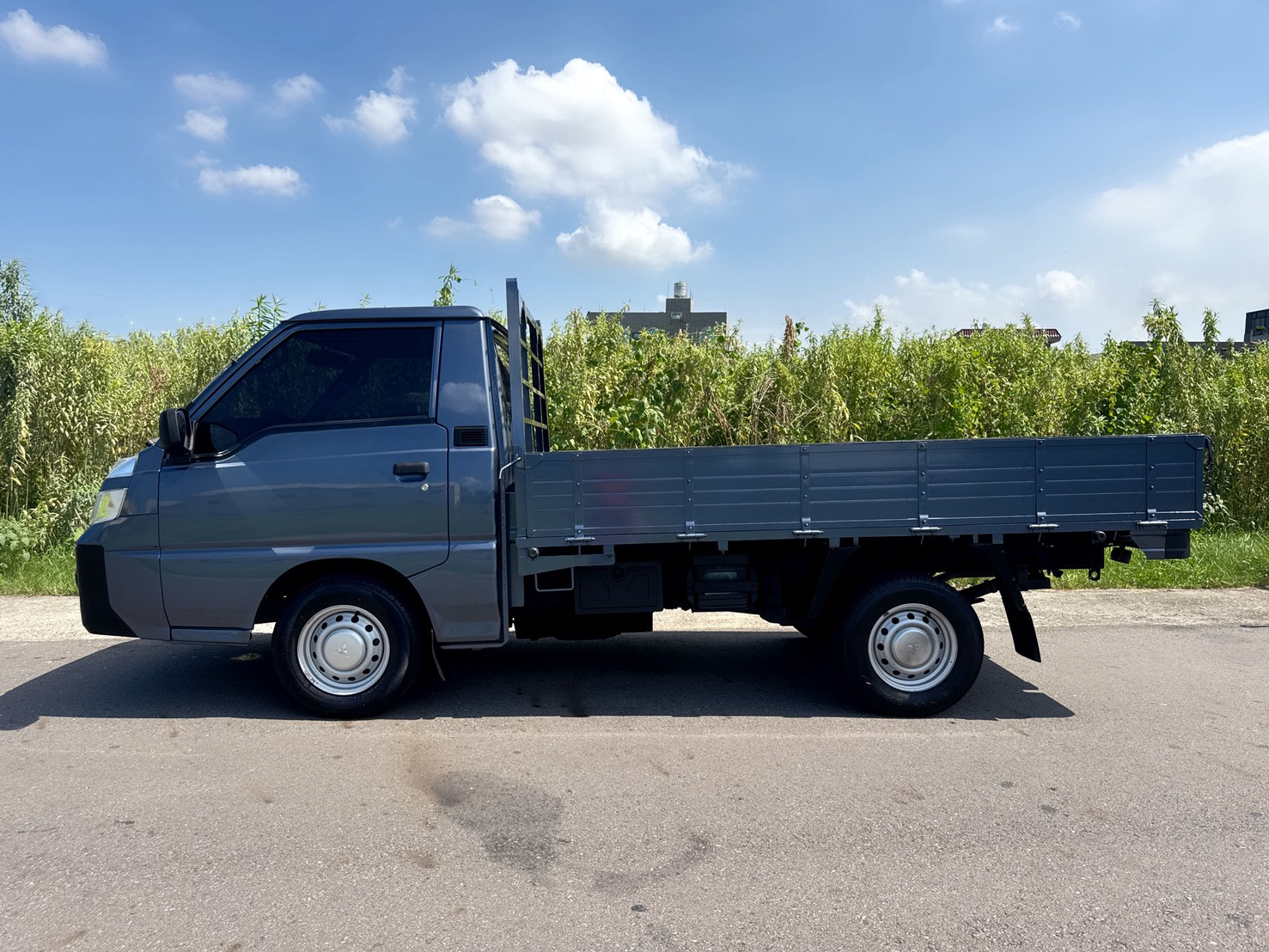 2020年 三菱 得利卡貨車 自排  一手車+全車車底版+框式木床  新式車款~全新外型~車況極佳  有力+耐操+好保養 載貨空間大  第5張相片