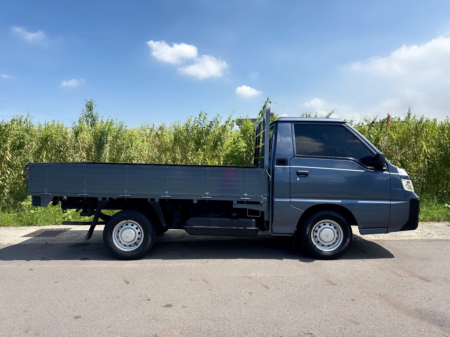 2020年 三菱 得利卡貨車 自排  一手車+全車車底版+框式木床  新式車款~全新外型~車況極佳  有力+耐操+好保養 載貨空間大  第6張相片