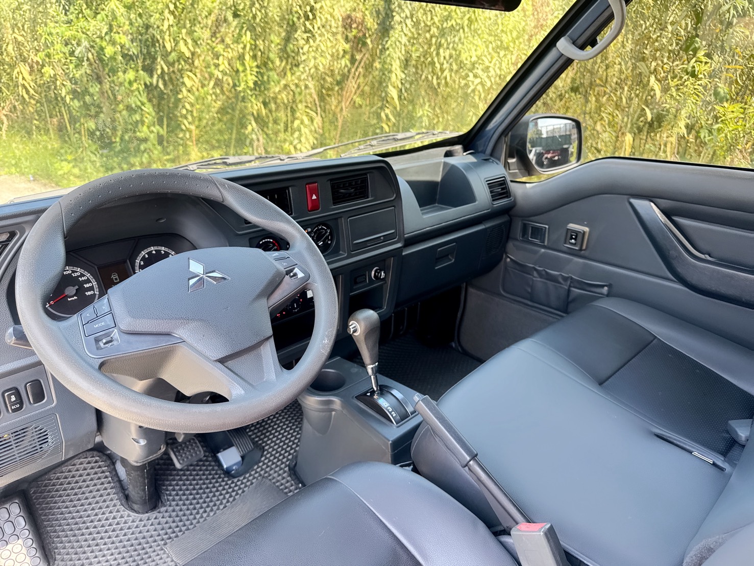 2020年 三菱 得利卡貨車 自排  一手車+全車車底版+框式木床  新式車款~全新外型~車況極佳  有力+耐操+好保養 載貨空間大  第12張相片