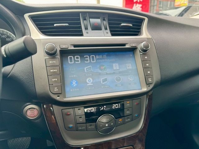 原鈑件 豪華影音版 IKEY摸門 抬頭顯示器 定速 倒車顯影 藍芽 省油室內空間大 乘坐舒適寧靜 車漂亮 車況好別錯過！  第10張相片