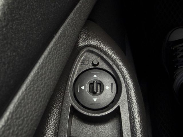 I KEY 摸門 定速 雙區恆溫 盲點偵測 方向盤快控 電折後視鏡 全景天窗 電動腳踢尾門  第14張相片