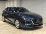 2017 Mazda 3 Sedan 尊榮安全版，魂動藍外觀迷人。配備頂級HUD抬頭顯示器、Keyless免鑰匙、真皮座  第1張縮圖