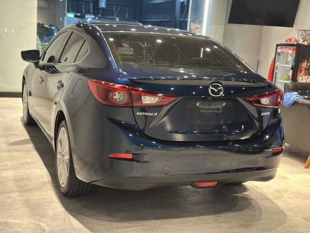 2017 Mazda 3 Sedan 尊榮安全版，魂動藍外觀迷人。配備頂級HUD抬頭顯示器、Keyless免鑰匙、真皮座  第4張相片