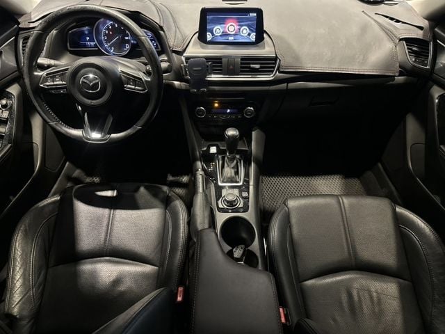 2017 Mazda 3 Sedan 尊榮安全版，魂動藍外觀迷人。配備頂級HUD抬頭顯示器、Keyless免鑰匙、真皮座  第7張相片