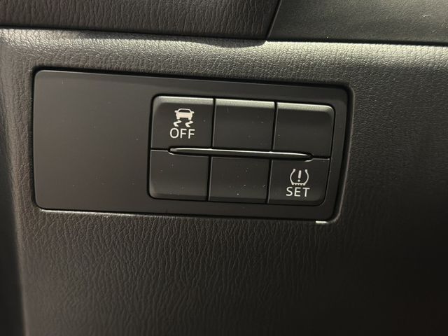 2017 Mazda 3 Sedan 尊榮安全版，魂動藍外觀迷人。配備頂級HUD抬頭顯示器、Keyless免鑰匙、真皮座  第12張相片