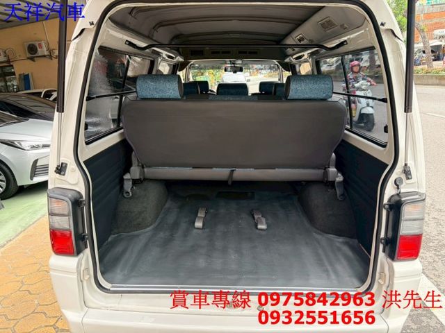 8人座 工作賺錢好幫手 可認證保固 車況極佳 可全貸 喜歡電話洽詢天祥汽車 0975-842963。  第16張相片