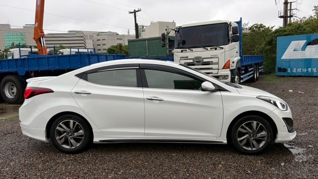 擁有六顆SRS安全氣囊、整合式車身動態管理系統以及多重駕馭模式!免鑰匙啟動車門鎖、抬頭顯示器、頭燈雨刷感應、電動天窗、方  第4張相片