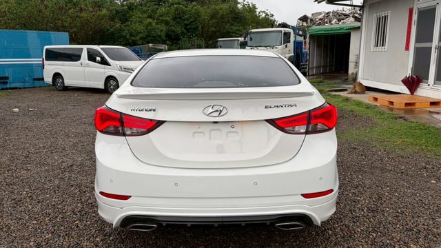 擁有六顆SRS安全氣囊、整合式車身動態管理系統以及多重駕馭模式!免鑰匙啟動車門鎖、抬頭顯示器、頭燈雨刷感應、電動天窗、方  第6張相片