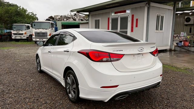 擁有六顆SRS安全氣囊、整合式車身動態管理系統以及多重駕馭模式!免鑰匙啟動車門鎖、抬頭顯示器、頭燈雨刷感應、電動天窗、方  第8張相片