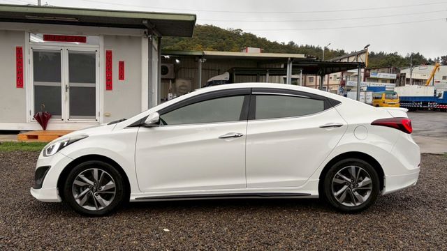 擁有六顆SRS安全氣囊、整合式車身動態管理系統以及多重駕馭模式!免鑰匙啟動車門鎖、抬頭顯示器、頭燈雨刷感應、電動天窗、方  第9張相片