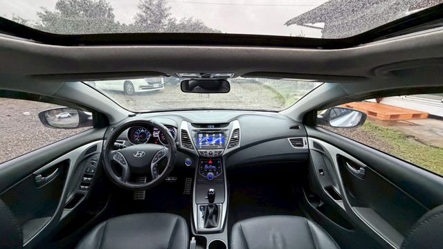 擁有六顆SRS安全氣囊、整合式車身動態管理系統以及多重駕馭模式!免鑰匙啟動車門鎖、抬頭顯示器、頭燈雨刷感應、電動天窗、方  第13張相片