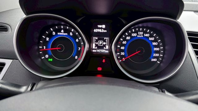 擁有六顆SRS安全氣囊、整合式車身動態管理系統以及多重駕馭模式!免鑰匙啟動車門鎖、抬頭顯示器、頭燈雨刷感應、電動天窗、方  第15張相片