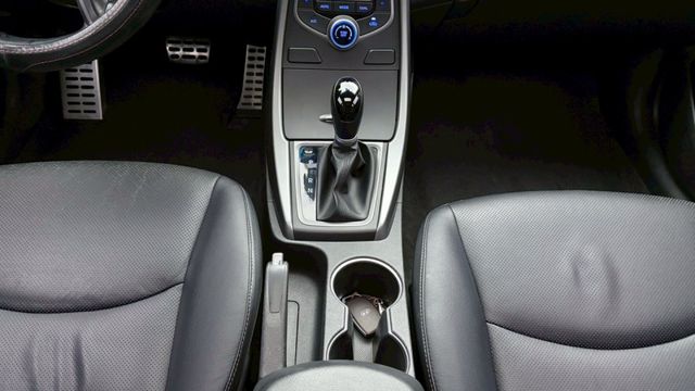 擁有六顆SRS安全氣囊、整合式車身動態管理系統以及多重駕馭模式!免鑰匙啟動車門鎖、抬頭顯示器、頭燈雨刷感應、電動天窗、方  第17張相片