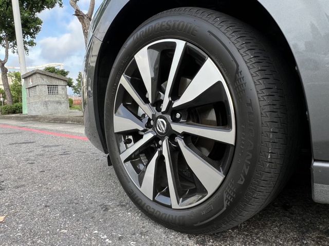 『SENTRA 尊爵智駕版』｜ACC跟車｜摸門解鎖｜免鑰匙｜影音主機｜Apple Carplay｜盲點偵測｜抬頭顯示器  第18張相片