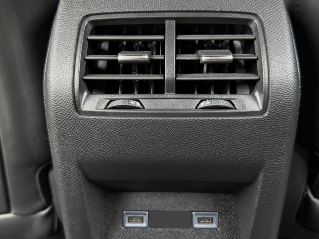 雙前座氣動按摩  雙前座電熱椅 免鑰匙啟動車門鎖 換檔撥片 恆溫空調  第10張相片