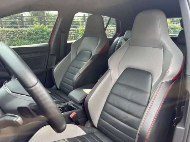 鋁圈改裝 無線CARPLAY 電動記憶座椅 後做出風口 倒車影像  第6張相片