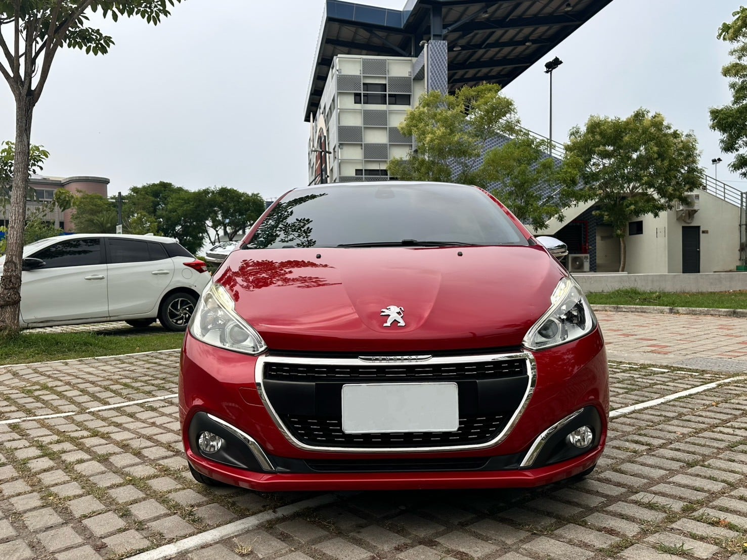 ☪2016年Peugeot寶獅 208 Pure Tech 5D 天窗 1.2L ☪歡迎搜尋粉絲專頁 【益群汽車】  第2張相片