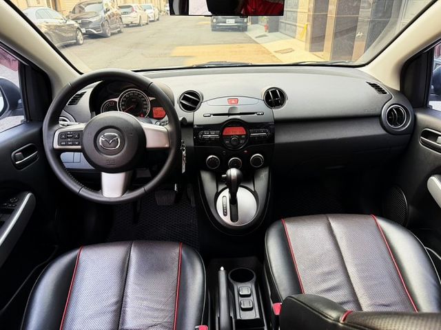 2011年MAZDA2 里程極少/全車漂亮/便宜代步小車~  第4張相片