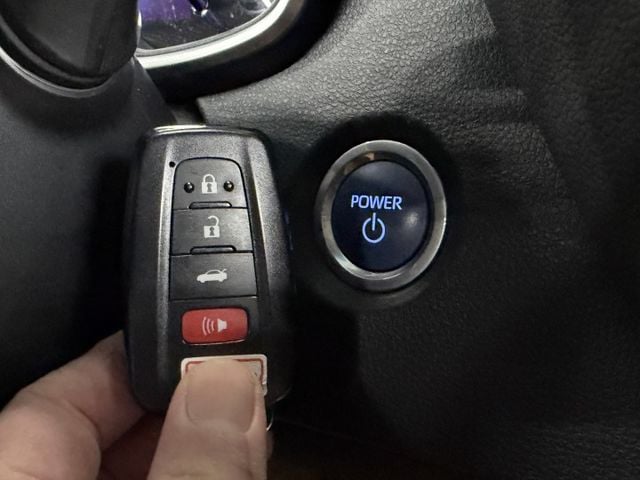 一手認證漂亮車，原鈑件保證，油電尊爵版，實跑6萬公里原廠保養，原廠保固中，可以全額貸款歡迎賞車  第19張相片