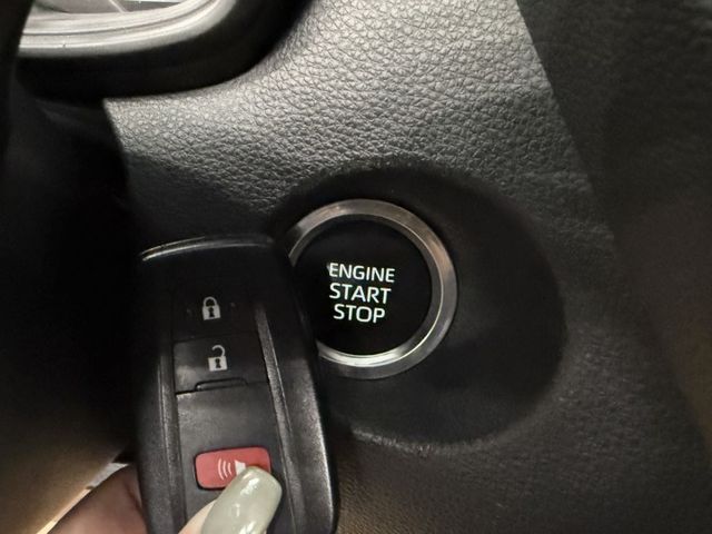 一手認證漂亮車，原鈑件保證，小改款後有電子手煞車、AUTO HOLD，僅實跑3萬多公里，可以全額貸，歡迎賞車  第16張相片