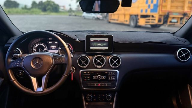2014 BEZN A180 黑 里程10萬  第11張相片