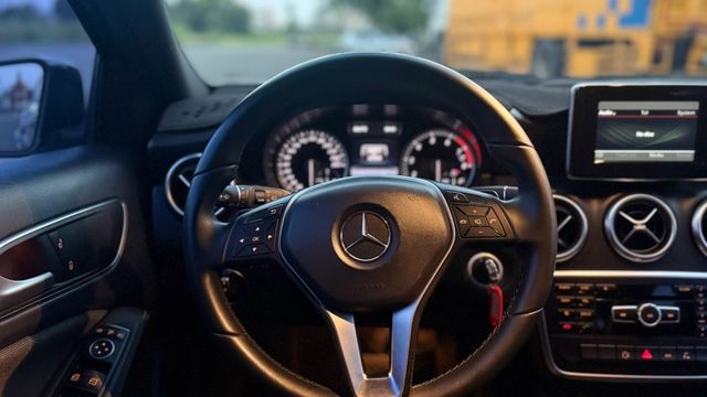 2014 BEZN A180 黑 里程10萬  第12張相片