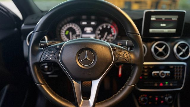 2014 BEZN A180 黑 里程10萬  第15張相片