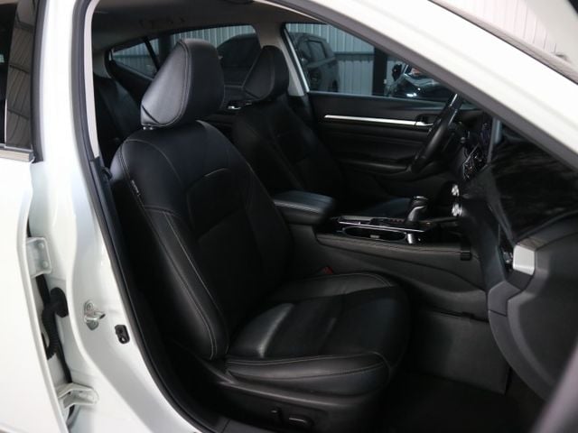 里程履約保證僅跑3萬 原廠保養 CARPLAY 導航 環景 盲點 ACC 車道偏離 電動座椅/天窗 後出風口 LED頭燈  第19張相片