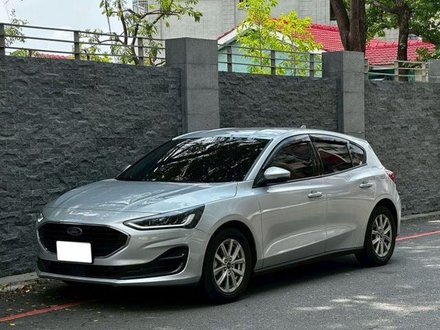 2024 Ford Focus 5D X｜灰色準新車｜里程僅 1.3 萬｜安全配備滿載｜63.8 萬  第1張相片