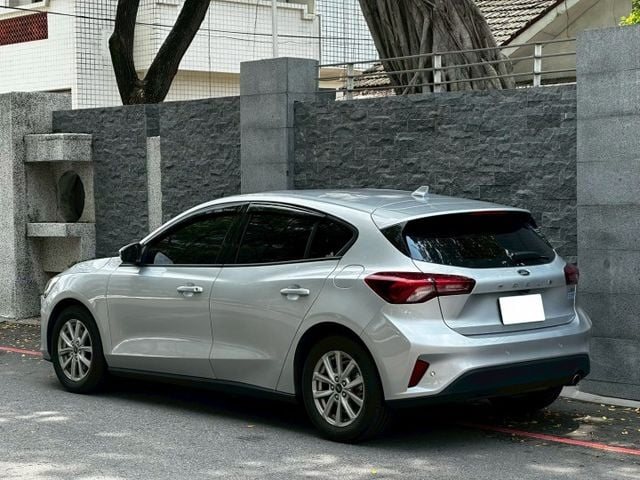 2024 Ford Focus 5D X｜灰色準新車｜里程僅 1.3 萬｜安全配備滿載｜63.8 萬  第2張相片
