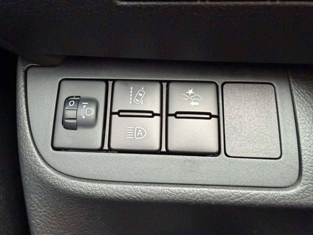 IKEY免鑰匙.巡跡防滑.自動緊急剎車系統.車道偏離警示系統  第13張相片