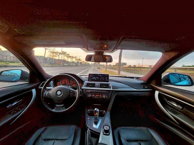 BMW 328i 四門轎車 帥氣流線外型 I-KEY免鑰匙 摸門感應 一鍵啟動 倒車顯影  第3張相片