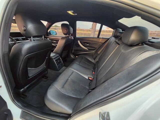 BMW 328i 四門轎車 帥氣流線外型 I-KEY免鑰匙 摸門感應 一鍵啟動 倒車顯影  第4張相片