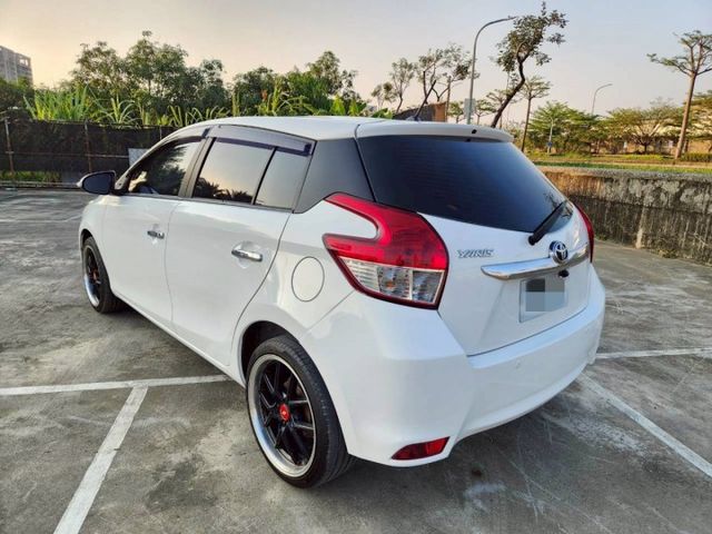 TOYOTA YARIS 原鈑件 大鴨 五門車 I-KEY 一鍵啟動 影音主機 恆溫空調 倒車顯影 電動後視鏡 音響快撥  第2張相片