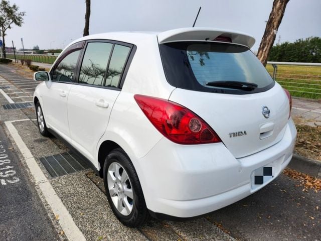 NISSAN TIIDA 便宜代步車 五門掀背車 恆溫空調 五門小車 都會小車 新手 買菜 通勤  第2張相片