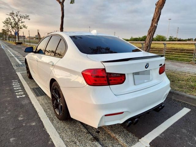 BMW 328i 四門轎車 帥氣流線外型 I-KEY免鑰匙 摸門感應 一鍵啟動 倒車顯影  第2張相片