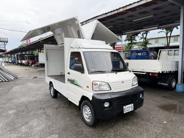 正2010年歐翼車 做生意的好幫手 行動店面車...僅跑7萬多公里..  第1張相片