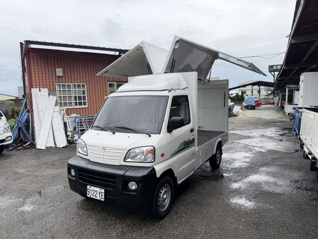 正2010年歐翼車 做生意的好幫手 行動店面車...僅跑7萬多公里..  第2張相片
