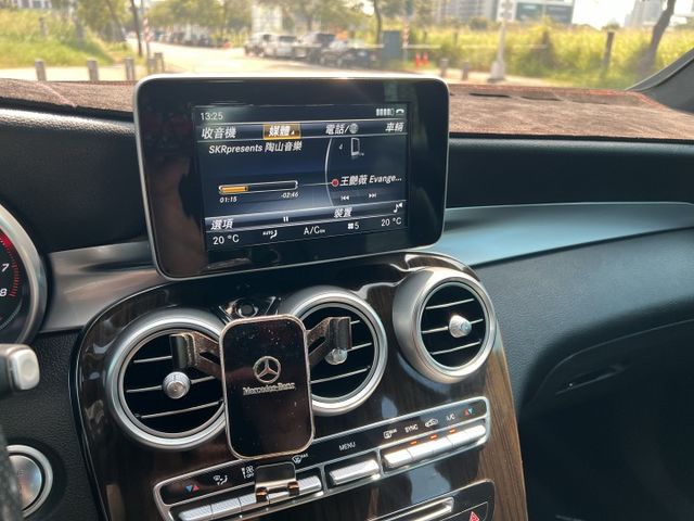 【原鈑件x認證車】挑戰全台最便宜GLC300 241匹 iKEY 記憶電動椅 方向盤快撥+換檔撥片 電尾門 南極星測速  第13張相片