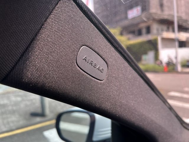 【原鈑件x認證車】挑戰全台最便宜GLC300 241匹 iKEY 記憶電動椅 方向盤快撥+換檔撥片 電尾門 南極星測速  第17張相片