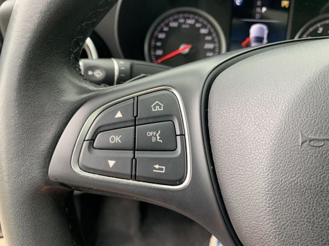 2017/18年式 C250 認證優質車 升級AMG鋁圈/定速/導航/電動椅含加熱/天窗/油水路已處理/內外棉  第16張相片