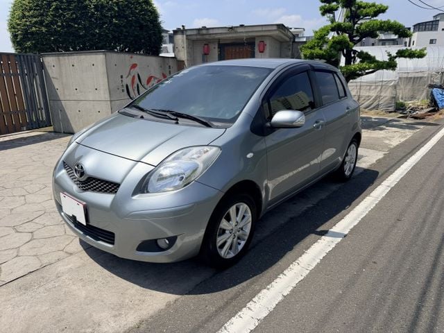 2011 G版 有螢幕的小鴨 / 認證車 / 方向盤音量快撥/恆溫/倒車影像/藍芽通訊/便宜好開代步車  第1張相片