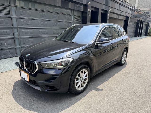 2020/21領 X1 18I 認證車 摸們/定速/M版方向盤/抬顯/電動椅/電尾門/導航/便宜/車況棉/可全額貸款  第1張相片