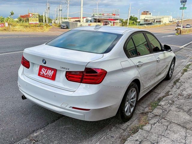 F30 316i 渦輪增壓 全車原鈑件 一手女用車 低里程~1年跑不到1萬 免鑰匙啟動 雙區恆溫空調 原廠HID頭燈  第3張相片