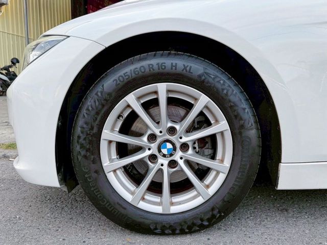 F30 316i 渦輪增壓 全車原鈑件 一手女用車 低里程~1年跑不到1萬 免鑰匙啟動 雙區恆溫空調 原廠HID頭燈  第5張相片